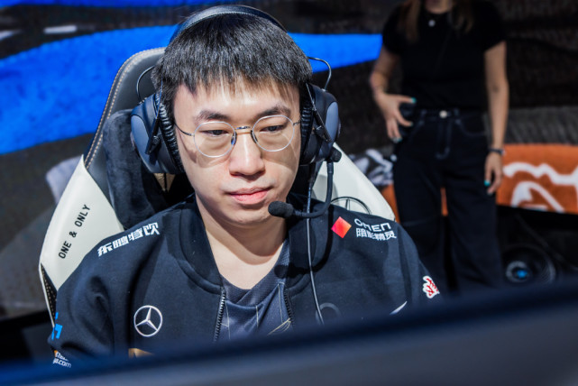 开云中国官网 穆古鲁扎意外战胜RNG，比赛规则变更引爆全场！引发球迷热议