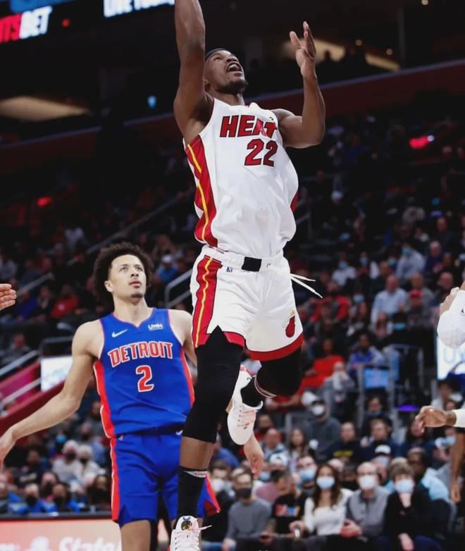 开云官网登录平台包含阿扎伦卡连续十二场比赛得分超过出色防守，雄鹿不断突破！上演精彩一战的词条